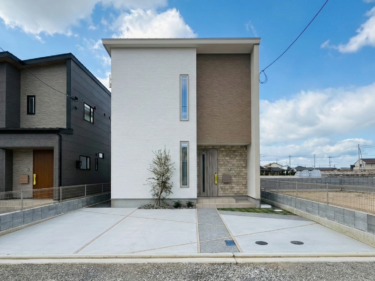 まちなかモデルハウス販売！南面のスキップフロア＋吹抜で明るい光が降り注ぐＬＤＫ空間へ（松山市東垣生町）