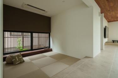 坪庭の格子から注ぐ柔らかな光に癒やされる、モダンな和の寛ぎ空間