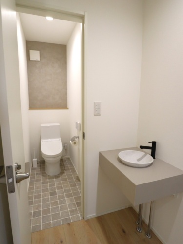 トイレの入り口横には、スタイリッシュな独立手洗いカウンターを設置
