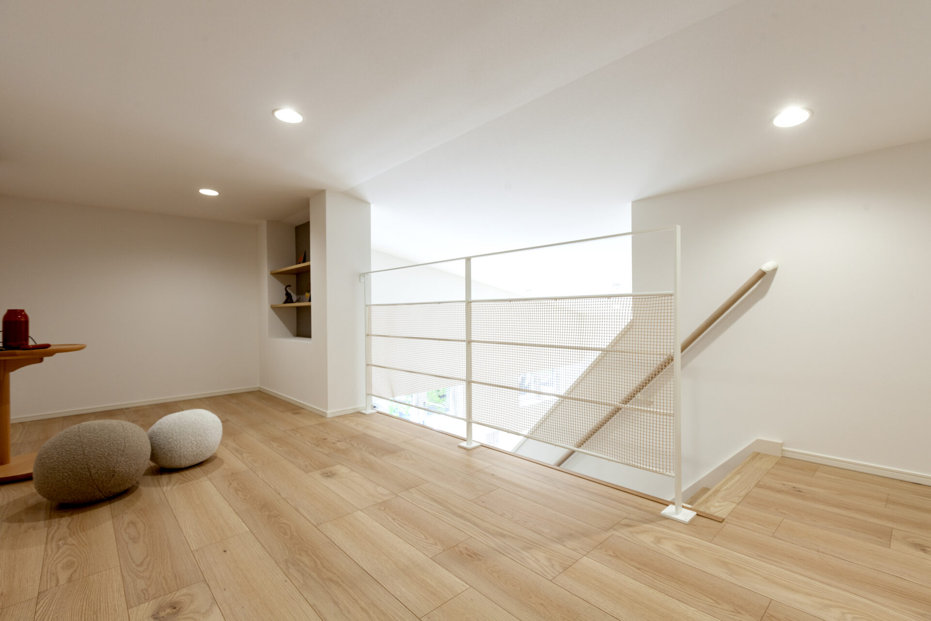 吹き抜けからの光が間接的に差し込む小屋裏ロフト